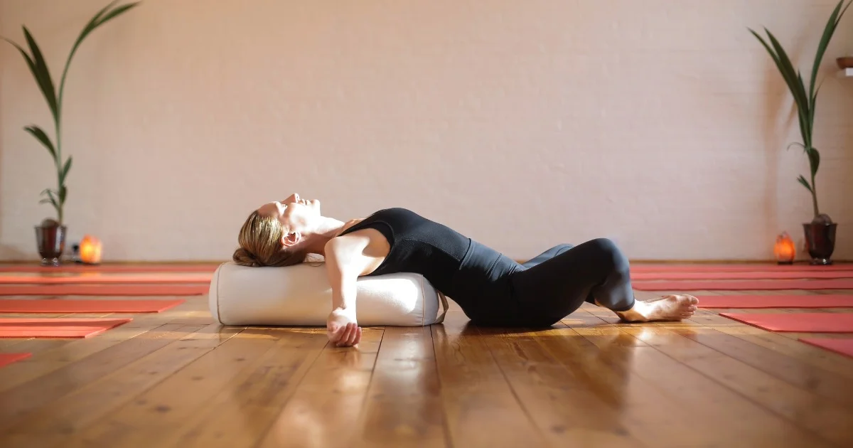 Yoga Restaurativo para Dormir Mejor: la Rutina de 15 Minutos que Calma tu Sistema Nervioso